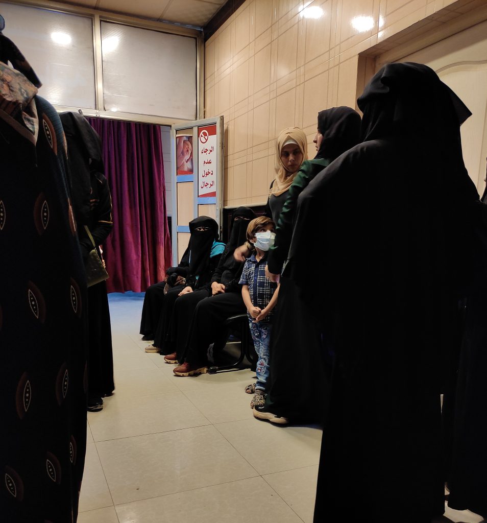 سوريا - ادلب: نساء ينتظرن الرعاية الصحية في مركز طبي