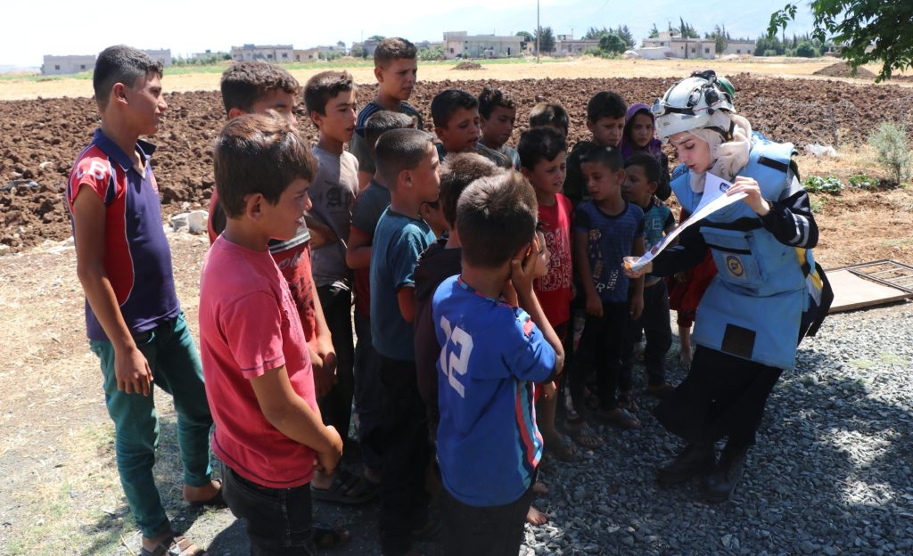 إدلب: متطوعة تعلم الأطفال مخاطر الألغام غير المنفجرة