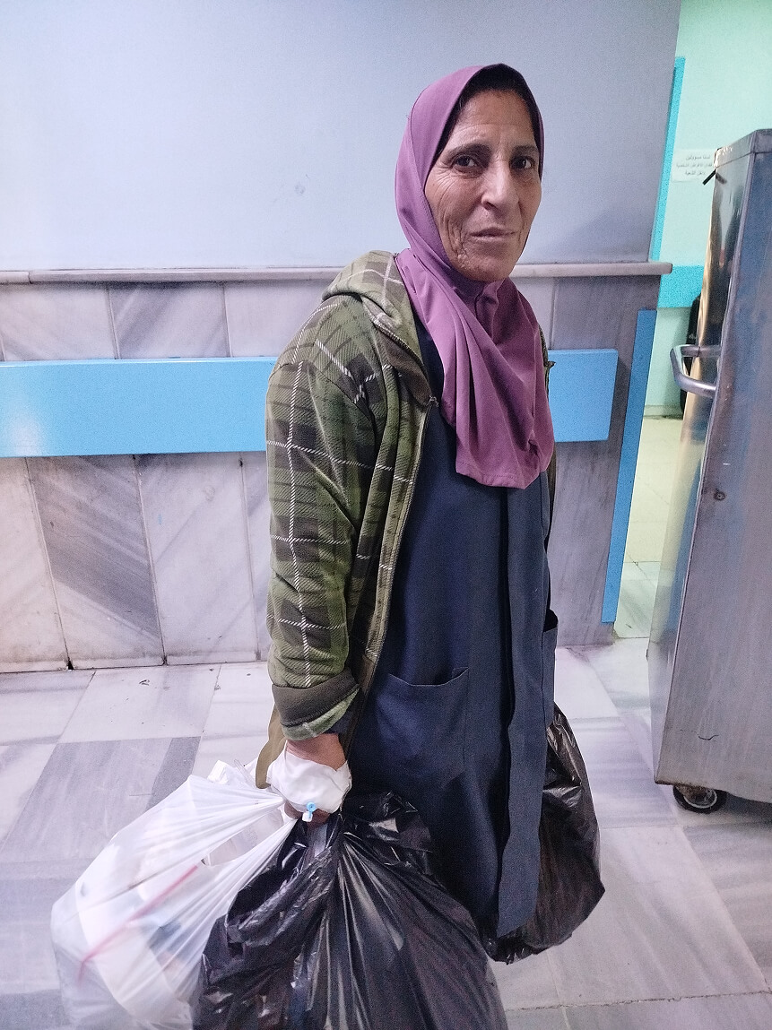 صورة لعائشة عنيزان، إحدى العاملات في مشفى المجتهد بدمشق